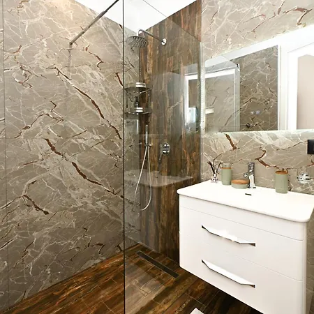 Hotel New York G Dajt Tirana